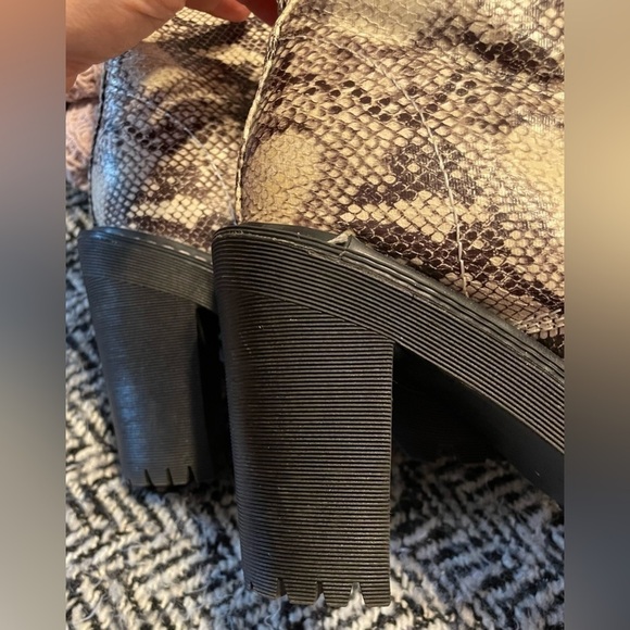 🌟HP🌟 SNAKESKIN PATTERN Archiee Platform Boots Chunky Block Heel 7.5 Punk Metal - Picture 14 of 15